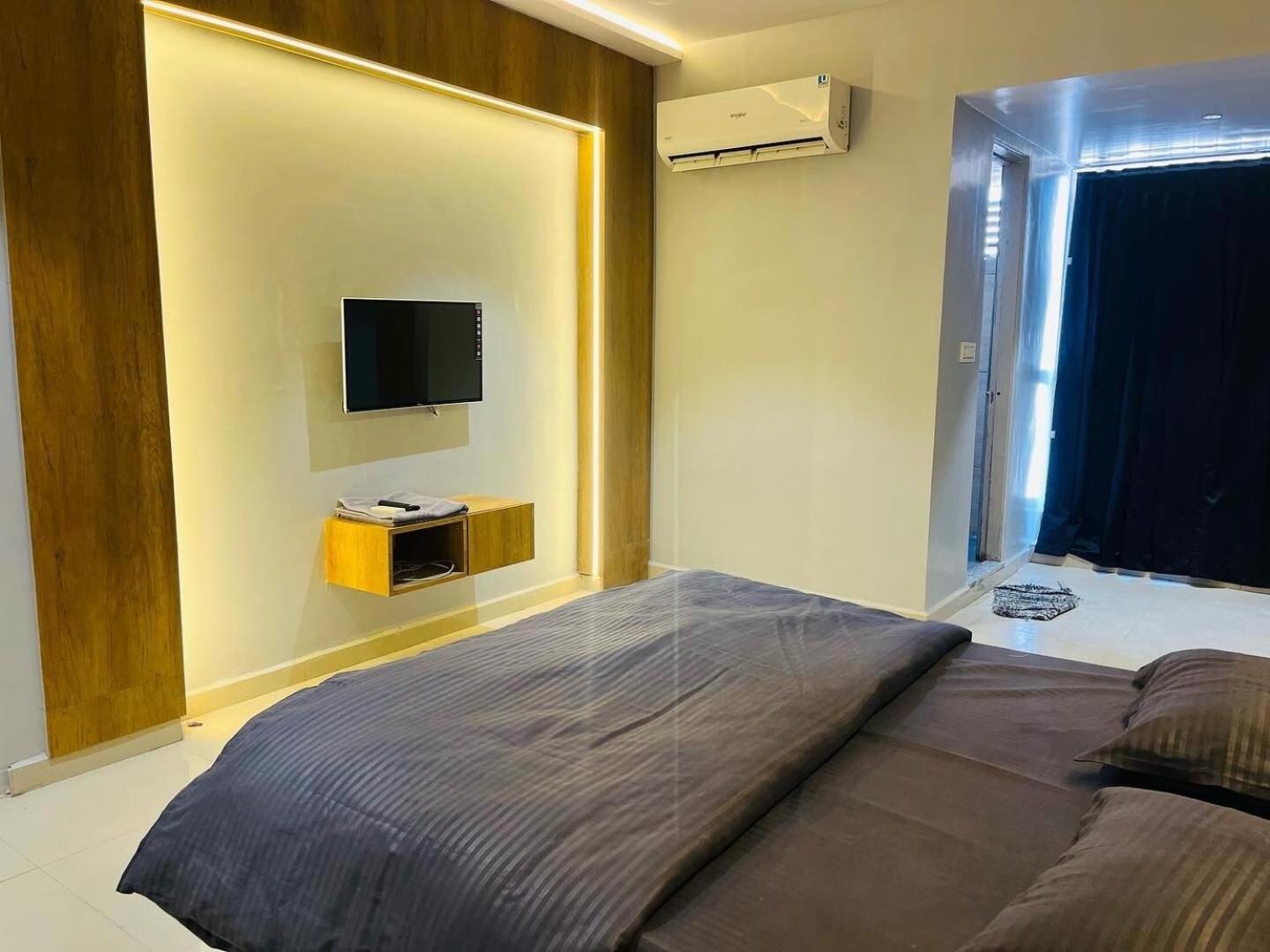 Oyo Florence Hotel Σουράτ Εξωτερικό φωτογραφία